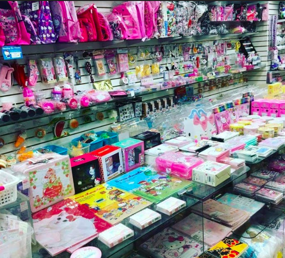 Say hello to Hula Hula Hello Kitty, other Sanrio characters & Asian snacks  at the lower level of Elizabeth Street Mall, 13-15 Elizabeth St #chinatown  #chinatownnyc #supportchinatown #supportsmallbusiness #giftideas #xmasgifts  #christmasgifts #hellokitty #